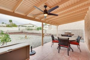 d'une terrasse avec un ventilateur de plafond, une table et des chaises. dans l'établissement Lake Havasu Home with Private Patio and Views!, à Lake Havasu City