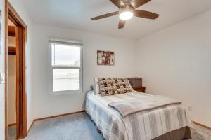 1 dormitorio con 1 cama y ventilador de techo en Lake Havasu Home with Private Patio and Views! en Lake Havasu City