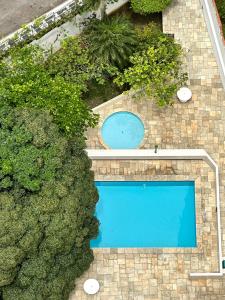 Bazén v ubytování Melhor vista do Guarujá (Apartamento pé na areia) nebo v jeho okolí