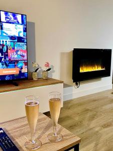 Telewizja i/lub zestaw kina domowego w obiekcie L’appartement du Fayé avec jacuzzi privé