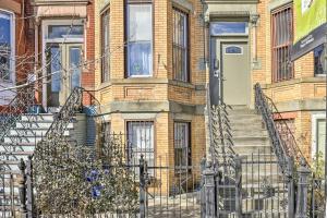 une maison en briques avec des escaliers et une porte dans l'établissement Contemporary Jersey City Abode about 5 Mi to NYC!, à Jersey City