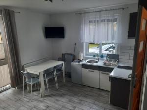 Dapur atau dapur kecil di Pokoje Promenada - Sarbinowo