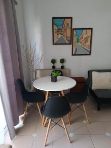 una mesa blanca y sillas en una habitación en Sofia-Marina Guest House, en Xanthi