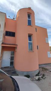 una casa naranja con un círculo en Apartments Mediterranean Sundance, en Vodice