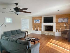 - un salon avec un canapé et une télévision dans l'établissement SPACIOUS POOL HOME in North FL, à Keystone Heights