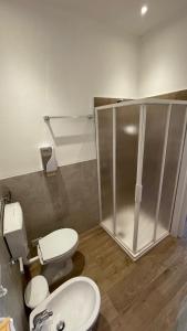 een badkamer met een douche, een toilet en een wastafel bij Agriturismo Da Pietro in Pomarance