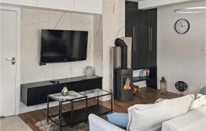 sala de estar con TV y chimenea en Beautiful Apartment In Pomysk Wielki With Wifi, en Pomysk Wielki