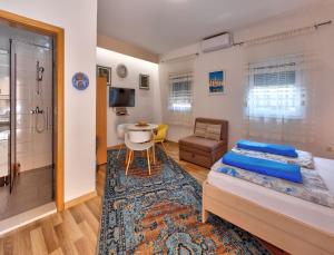 モスタルにあるVilla Acapulcoのベッドルーム1室(ベッド1台付)、バスルーム(シャワー付)が備わります。