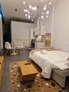 1 dormitorio con cama, mesa y cocina en Loft designed City Center, en Toledo