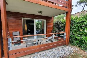 a screened in porch of a house with two chairs at Résidence Escale Océane T2 42 m2 à 500 m de la Plage in Capbreton