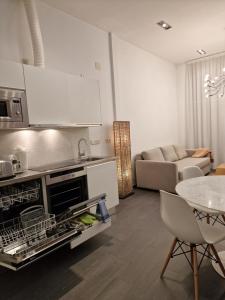 cocina y sala de estar con sofá y mesa en Loft designed City Center, en Toledo