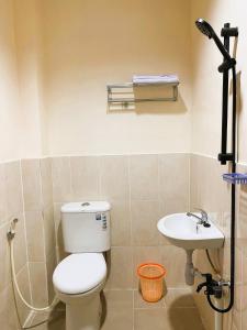 La salle de bains est pourvue de toilettes et d'un lavabo. dans l'établissement IVI Hotel, à Jakarta