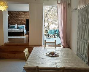 sala de estar con mesa y dormitorio en Boho-Style-Apartment, en Sankt Veit an der Glan