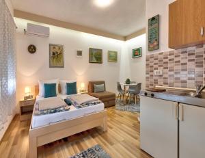 een kleine kamer met een bed en een keuken bij Villa Acapulco in Mostar