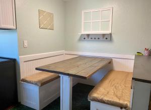 cocina con mesa y bancos en una habitación en SPACIOUS POOL HOME in North FL, en Keystone Heights