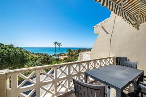 d'une table et de chaises sur un balcon donnant sur l'océan. dans l'établissement BeGuest Aveiros Beach View Apartment, à Albufeira
