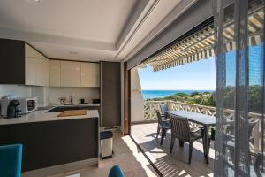 - une cuisine et une salle à manger avec vue sur l'océan dans l'établissement BeGuest Aveiros Beach View Apartment, à Albufeira