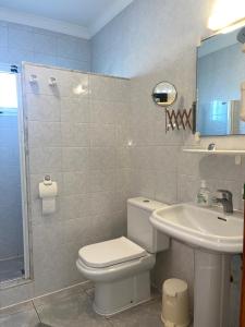 a bathroom with a toilet and a sink at Casa el Nido in Charco del Palo