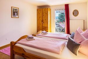 2 camas en una habitación con ventana en Möst, en Sankt Märgen