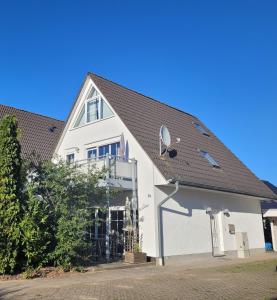 un edificio blanco con techo negro en Ostseefunkeln, en Breege