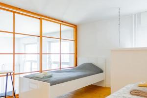 - une chambre avec un lit et une fenêtre dans l'établissement ZenBNB / Le Rossignol / Hyper-Centre / 2 Min. TRAM, à Annemasse