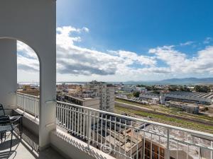 een balkon met uitzicht op een stad bij Harbor View Apartment in Cagliari