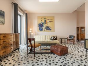 een woonkamer met een bank en een stoel bij Harbor View Apartment in Cagliari