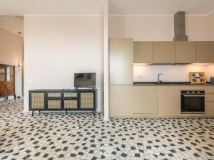 een keuken met een geblokte vloer in een kamer bij Harbor View Apartment in Cagliari +27 foto's