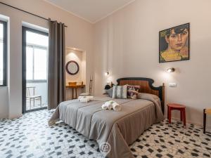 een slaapkamer met een groot bed met handdoeken erop bij Harbor View Apartment in Cagliari