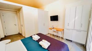 Habitación con cama con 2 almohadas en Piccole suite di charme en Turín