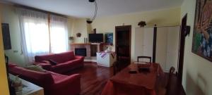 een woonkamer met een bank en een tafel bij Civico 51Appartamento a Sassuolo in Sassuolo