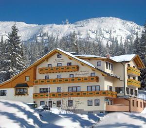 Nespecifikovaný výhled na hory nebo výhled na hory při pohledu z hotelu
