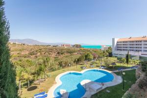una vista dall'alto di una piscina in un resort di Manilva Playa 15C a Manilva