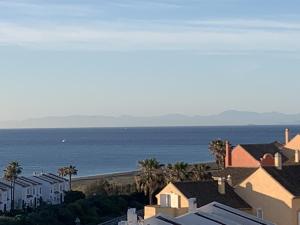 - une vue sur l'océan depuis la ville dans l'établissement Manilva Playa 15C, à Manilva