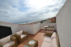d'un balcon avec des canapés et une vue sur l'océan. dans l'établissement Manilva Playa 15C, à Manilva