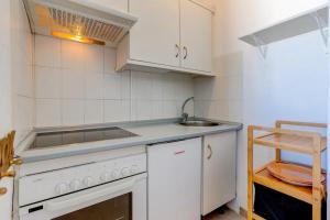 A kitchen or kitchenette at Bonito Estudio Playa Paraíso