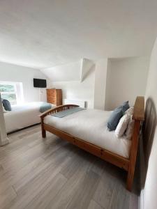 um quarto com uma grande cama de madeira num quarto em The Beeches - Entire Mansion em Bristol