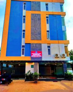 耶拉汉卡Keerthis Royal Suites - Near International Airport Terminal 1 and 2的一座橙色和蓝色的建筑