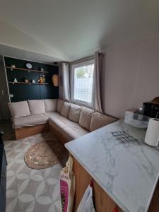 Kuchyňa alebo kuchynka v ubytovaní Très jolie Mobil home 3 chambres 418