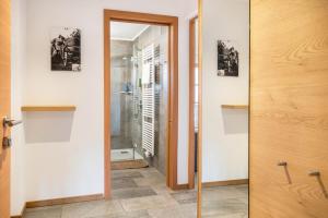 Cornedo all'IsarcoにあるApartments Gojer Sauvignonのバスルーム(シャワー付)へ続くドア +21枚の写真
