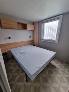 Posteľ alebo postele v izbe v ubytovaní Très jolie Mobil home 3 chambres 418