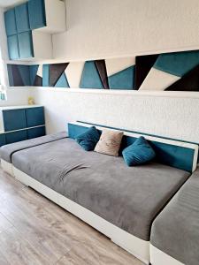 ein großes Bett in einem blau-weißen Zimmer in der Unterkunft Garsonieră modernă-Zona Micalaca in Arad