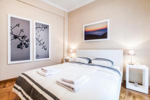 Ένα ή περισσότερα κρεβάτια σε δωμάτιο στο Stylish apartment at Vasilissis Sofias Avenue