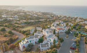 een luchtzicht op een stad met de oceaan bij Sunshine Village Hotel in Chersonissos