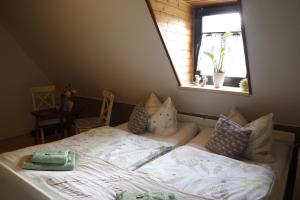 łóżko w pokoju z oknem i łóżko sidx sidx sidx w obiekcie Wirtschaft & Pension Zum Huthaus w mieście Schneeberg