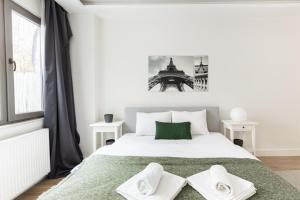 Postel nebo postele na pokoji v ubytování Marvelous Flat with Impressive Interior, Central Location and Backyard in Besiktas