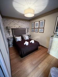 een slaapkamer met een bed met twee handdoeken erop bij 180 Home Luxury N. De Los Angeles in Sevilla