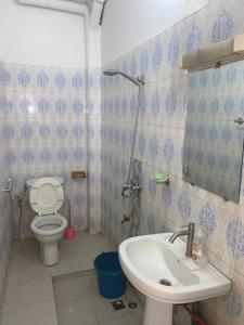 a bathroom with a toilet and a sink at Al Rayane in Dakar