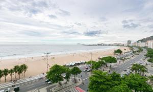 vistas a la playa y al océano desde un edificio en Tabas Lindo apê em Copacabana CP0011 en Río de Janeiro