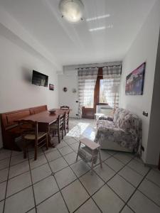 ein Wohnzimmer mit einem Sofa und einem Tisch in der Unterkunft Sweet House in Agerola